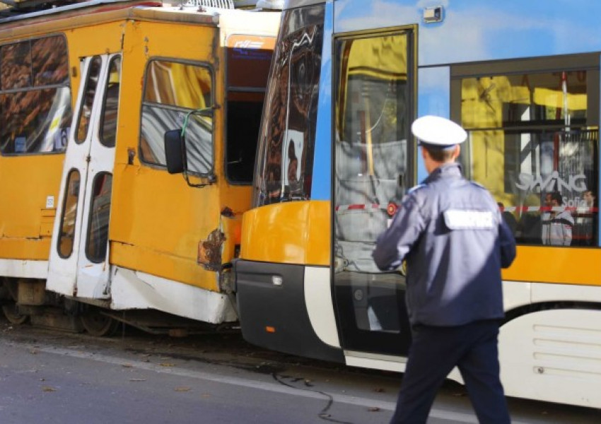 Момче загина при ужасен сблъсък на трамваи в София