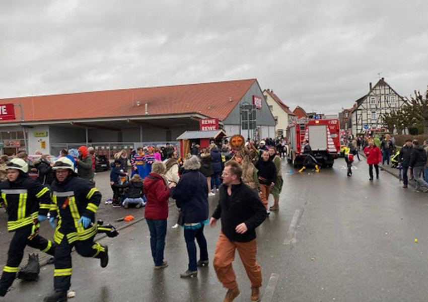 Кола се вряза в карнавално шествие в Германия