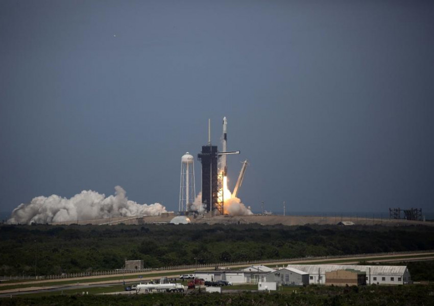 Космическият кораб Дракон на SpaceX излетя към МКС 