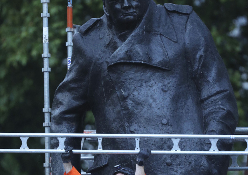 Макрон идва в Лондон, разопаковаха статуята на Шарл Де Гол 