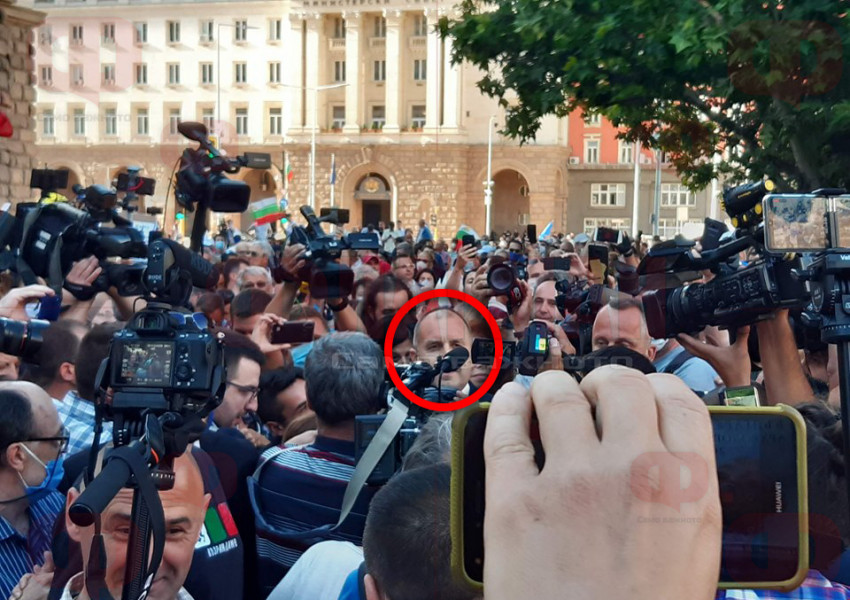 Протест пред президентството, и Радев стана част от него