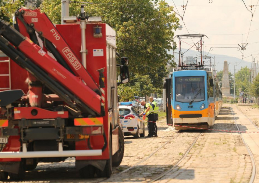 Трамвай блъсна и уби жена в София