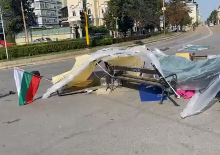 Трима мъже са нападнали палатковия лагер до Софийския университет