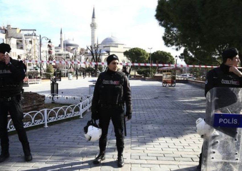 Поне 10 души са загинали при експлозията в Истанбул
