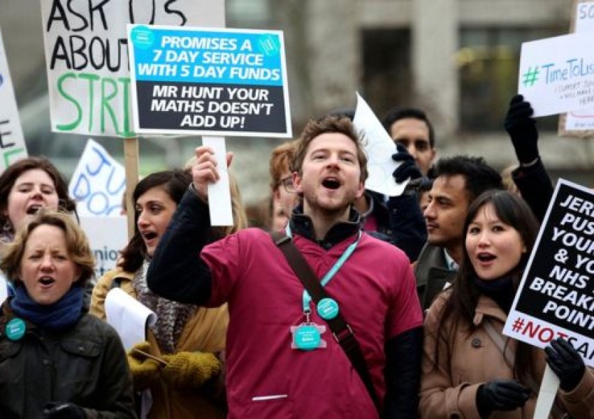 Хиляди млади британски лекари излязоха на протест (СНИМКИ)