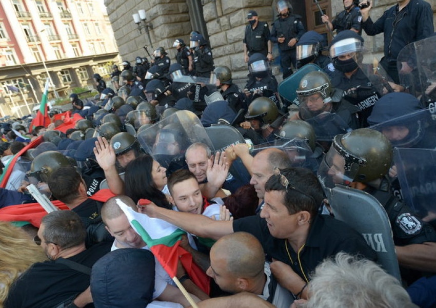 Полицията използва лютив спрей срещу протестиращите