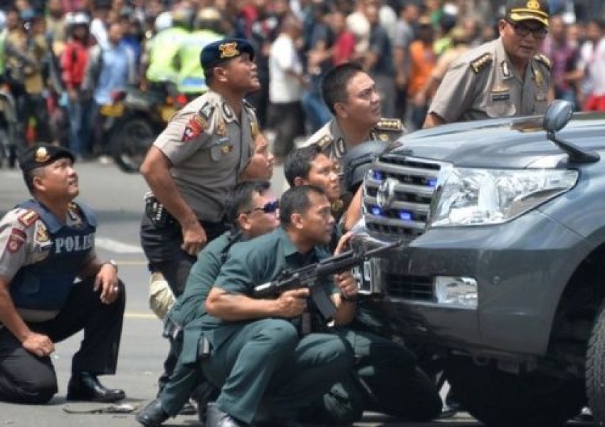 Серия от взривове и атаки разтърсиха столицата на Индонезия (СНИМКИ)