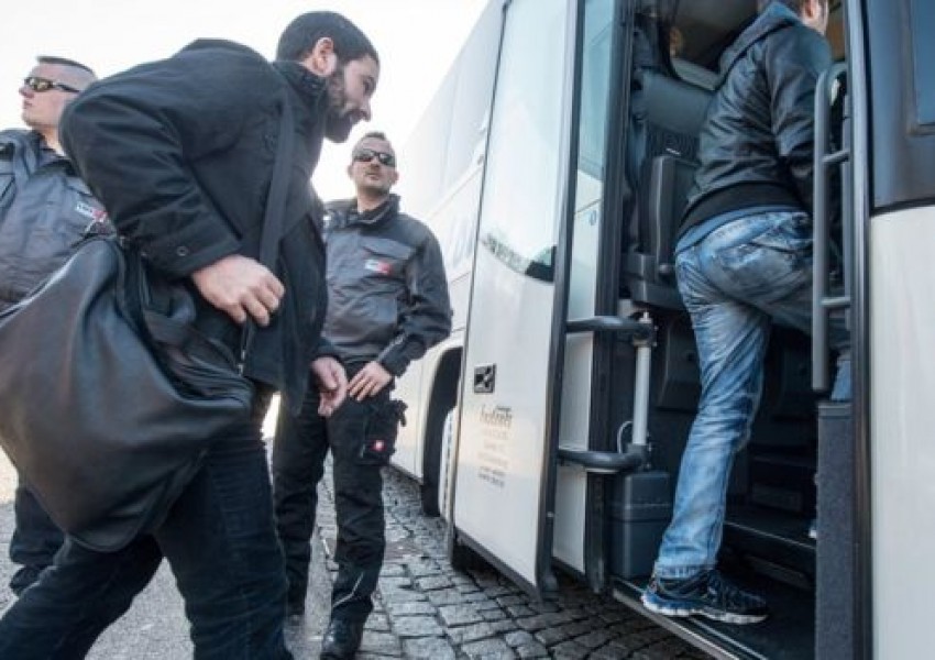Разгневен германски кмет изпрати при Меркел автобус, пълен с бежанци
