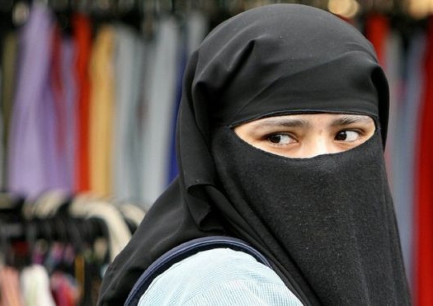 39% от британските мюсюлмани мислят, че жените винаги трябва да се подчиняват