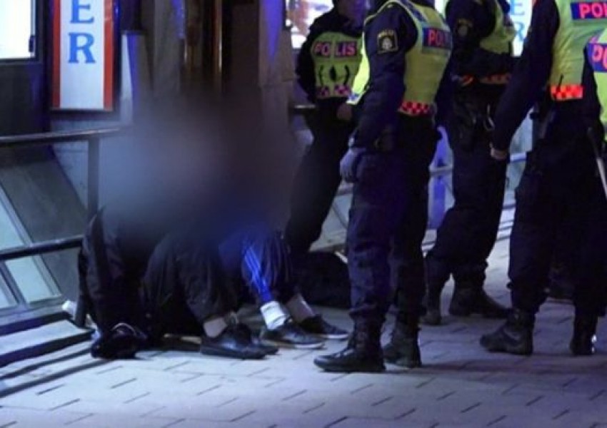 Маскирани мъже дебнат и атакуват мигранти в центъра на Стокхолм