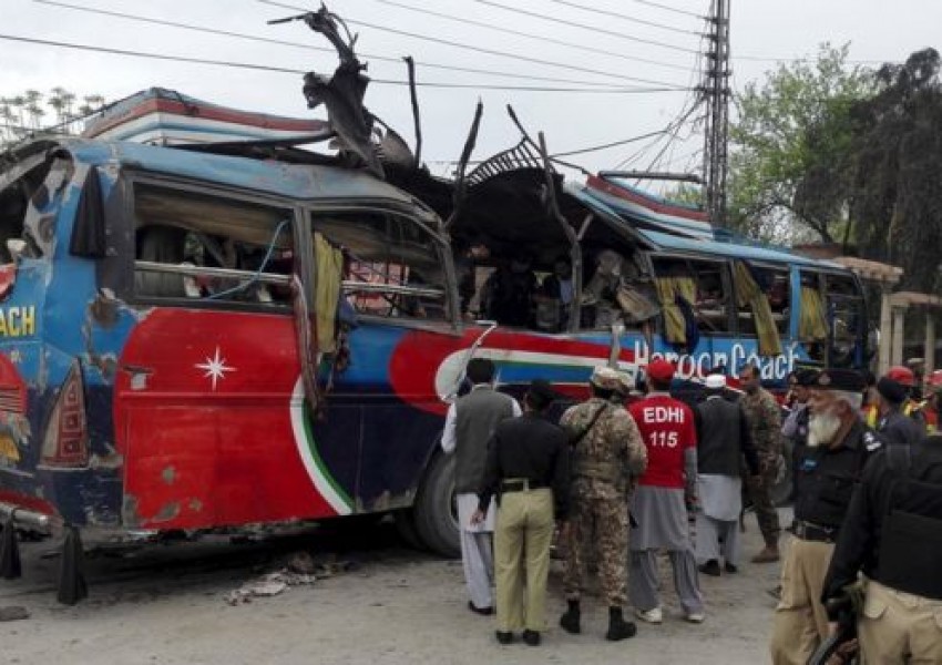 Експлозия в автобус уби 16 души в Пакистан (СНИМКИ)