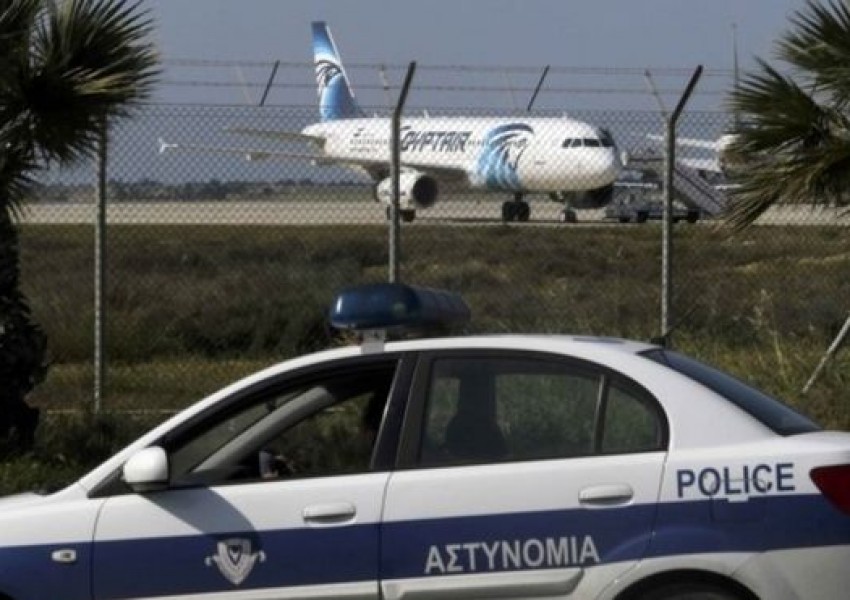 Похитителят на египетския самолет носи самоубийствен колан (ОБНОВЕНА+ВИДЕО)