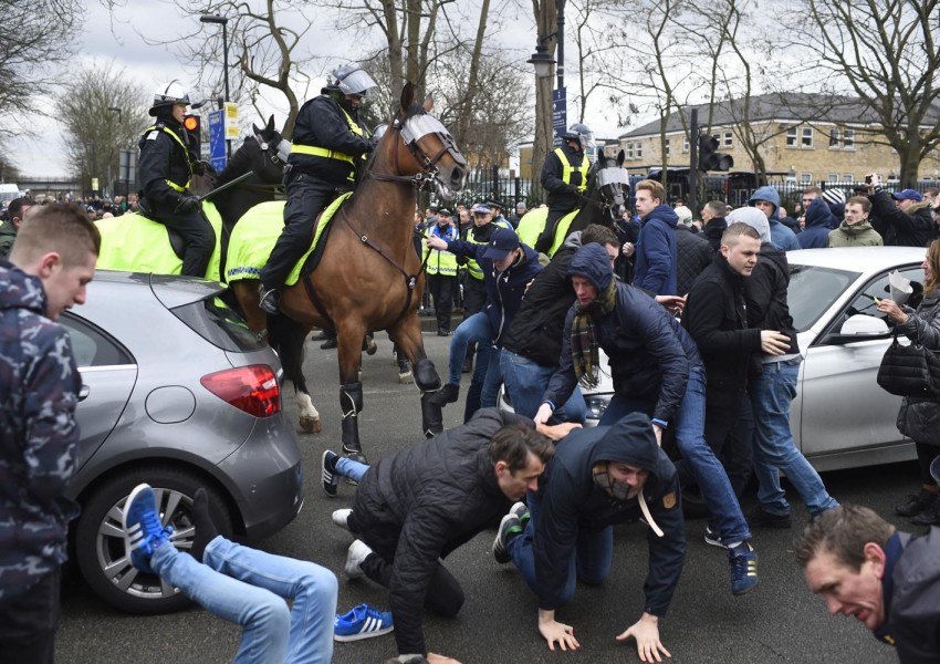 Бой в Лондон преди футболно дерби