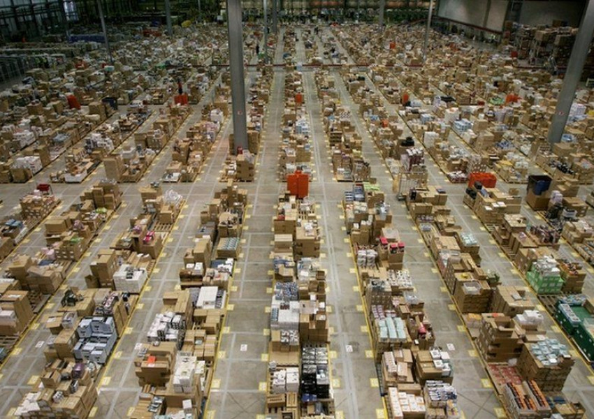 Амазон изненадващо обяви, че закрива три огромни склада във Великобритания