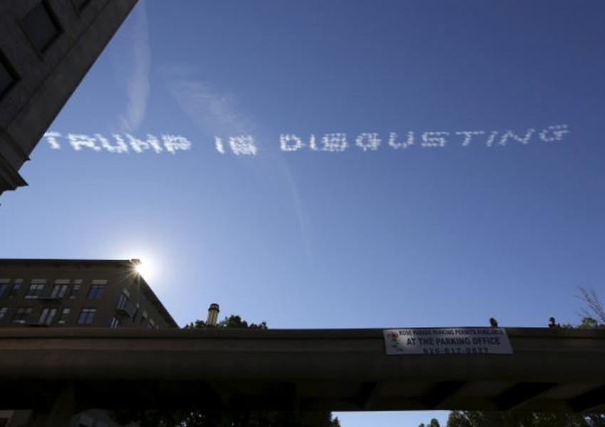 Надпис "Тръмп е отвратителен" се появи на небето в САЩ по време на празник (ВИДЕО)