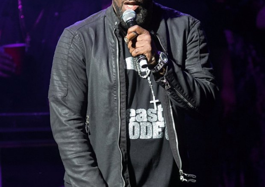 Бивша приятелка на R Kelly:  Той е сексуален извратеняк!