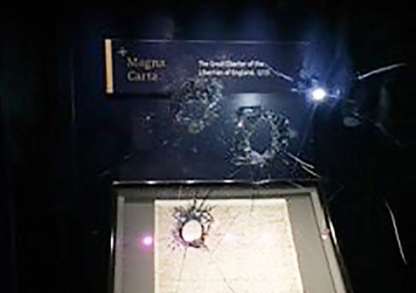 Мъж се опита да открадне Великата харта на Свободите в Солсбъри 