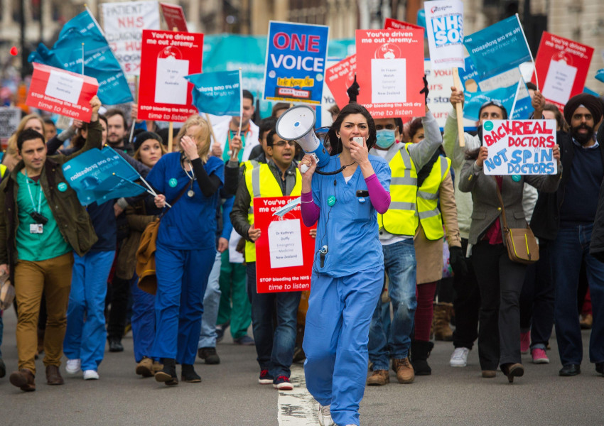 И британските лекари обмислят стачка, искат увеличение на заплащането с 30%