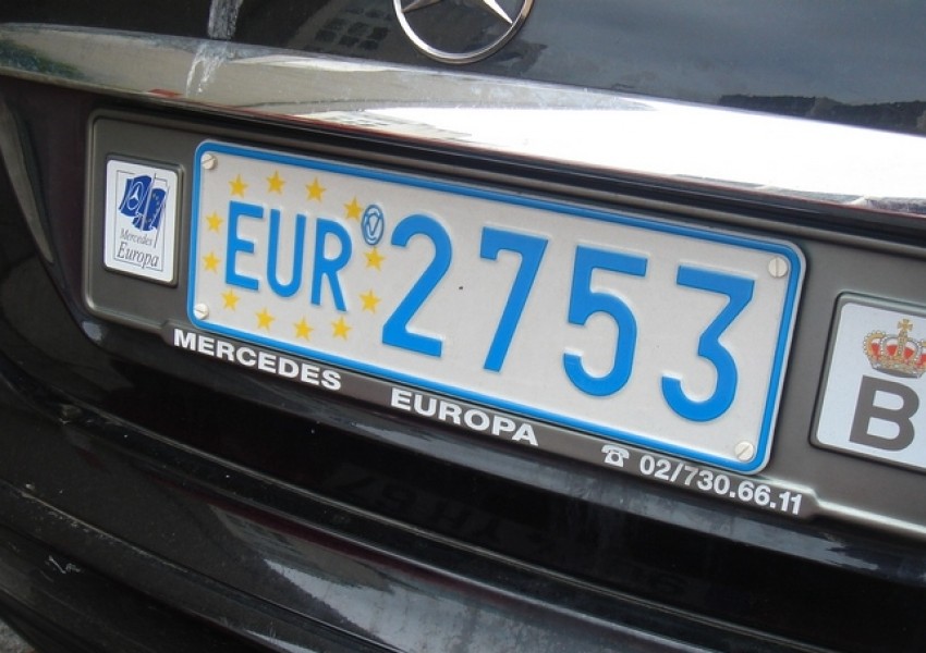 Откриха пропагандни материали на "Ислямска държава" у шофьори на евродепутати