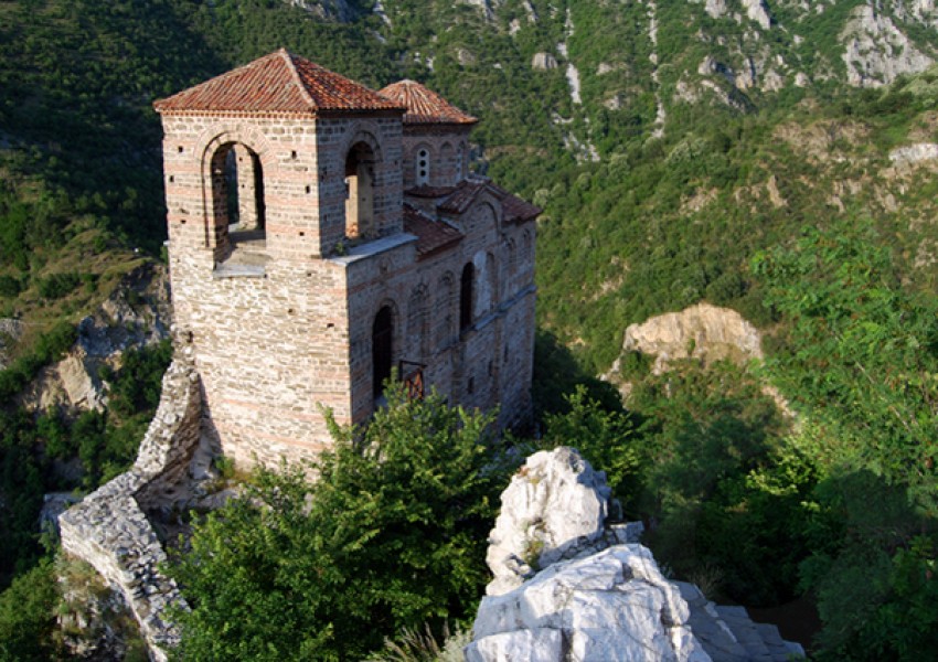 Състоянието на детето, паднало край Асеновата крепост, остава критично