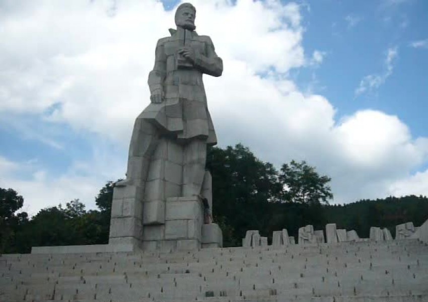 Поне 300 000 лв. са необходими за ремонт на паметника на Христо Ботев в Калофер