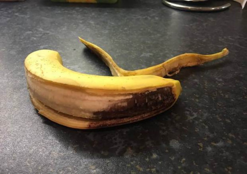 Майка намери нещо брутално гнусно в бананите от „Теско“ (СНИМКИ)