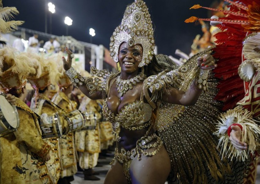 Карнавалът в Рио де Жанейро е в разгара си (СНИМКИ)