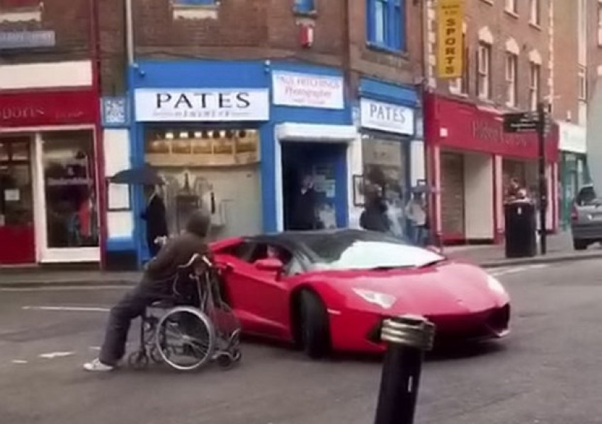 Мъж в инвалидна количка блокира пътя на “Ламборгини”. И ето какво се случи (ВИДЕО)