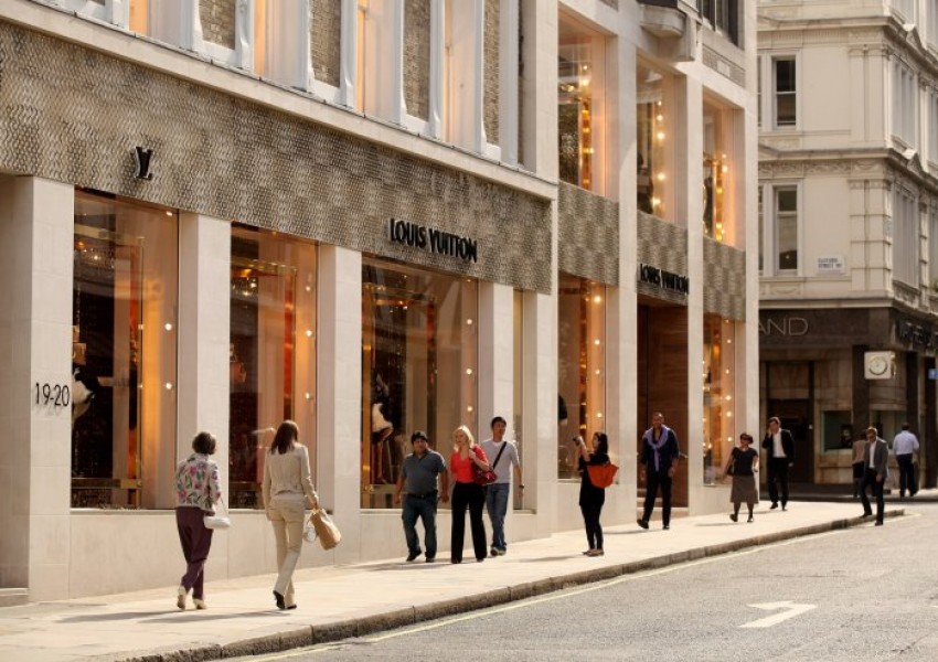 Отварят магазин "Всичко по 1000 паунда" в Централен Лондон