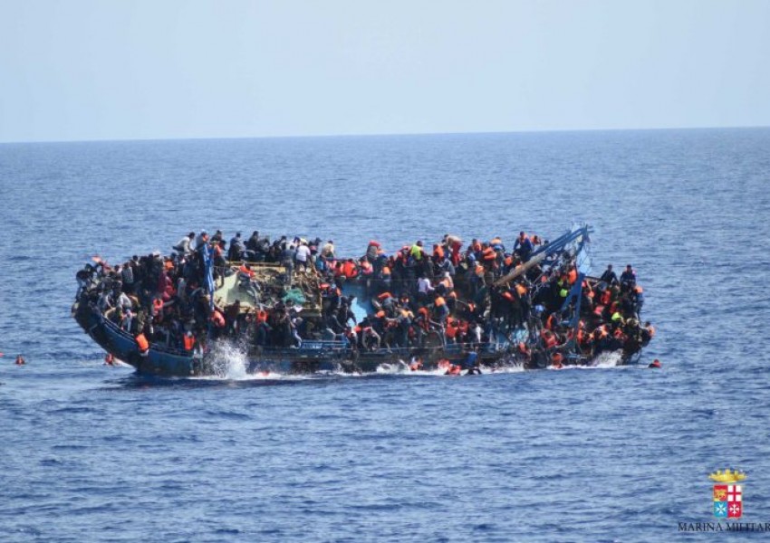30 бежанци загинаха на лодка край бреговете на Либия (СНИМКИ)