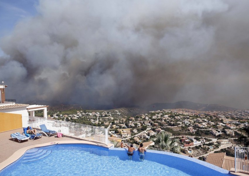 Пожар в испански курорт изпепели 20 къщи (СНИМКИ)