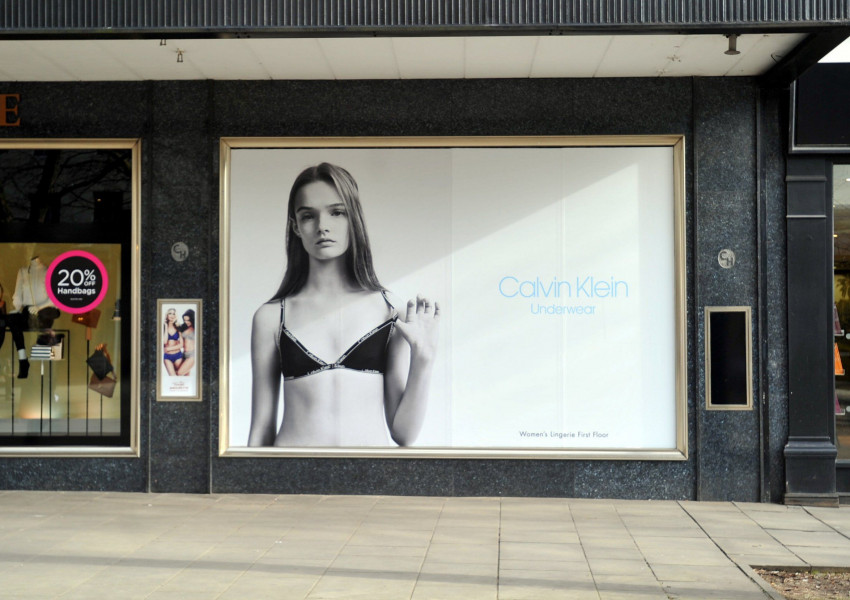 Скандална реклама на „Calvin Klein” възмути британците (СНИМКИ)