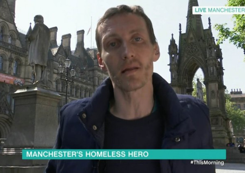 Добри хора променят живота на бездомника герой, който спаси деца при атентата в Манчестър