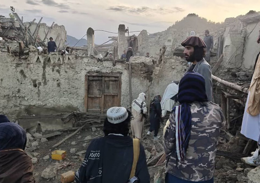 Разрушително земетресение уби стотици в Афганистан има и много ранени
