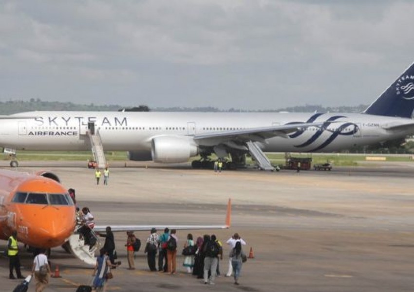 Бомбата в самолета на "Ер Франс" се оказа фалшива