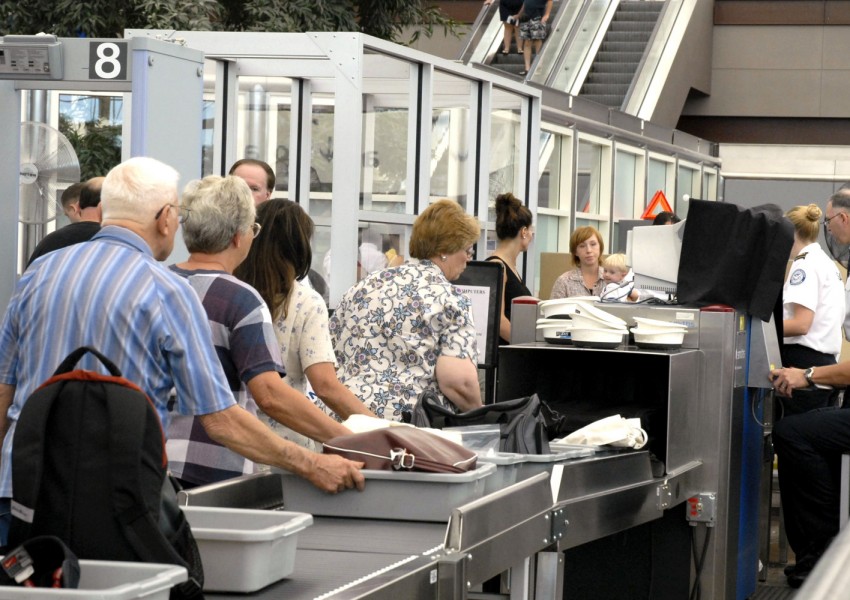 Засилват проверките по летищата