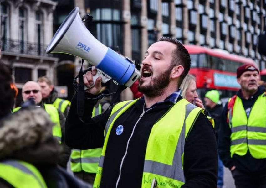 Facebook и PayPal наказаха ужасно крайнодесен британски активист
