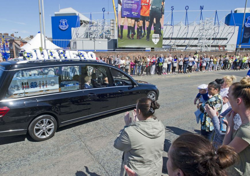 Хиляди изпратиха малкия герой Алфи в последния му път