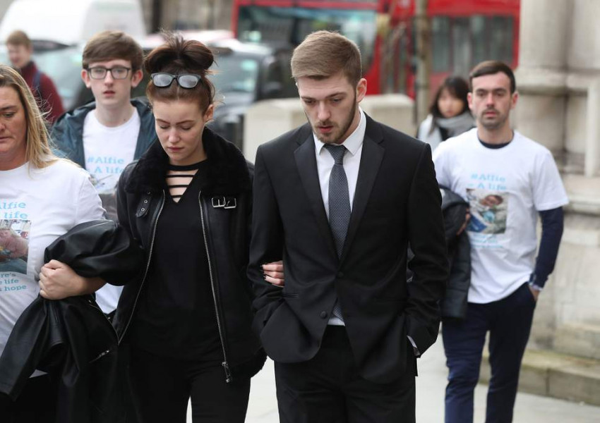 Родителите на малкия Алфи посрещнаха втори син в семейството си