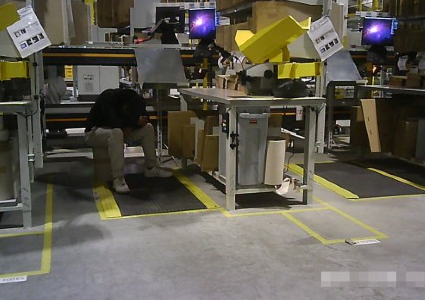 Изнасят с линейки служители на "Амазон"