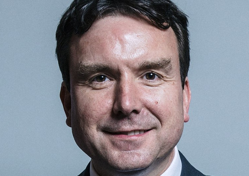 Секс скандал отнесе главата на британски министър