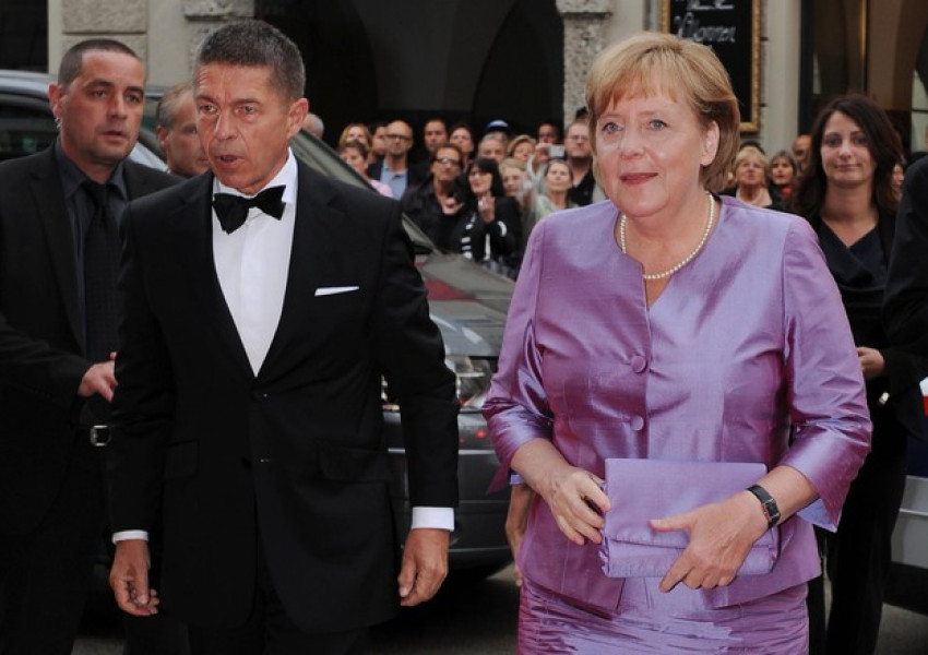 Кой е мъжът до Ангела Меркел?