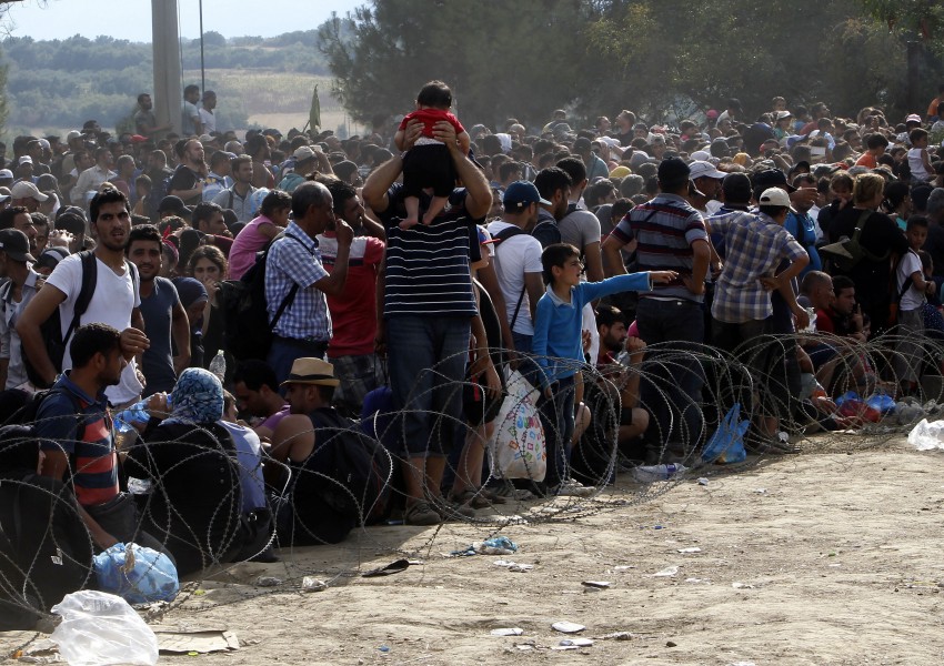 ЕК: Мигрантите може да се пренасочат към България