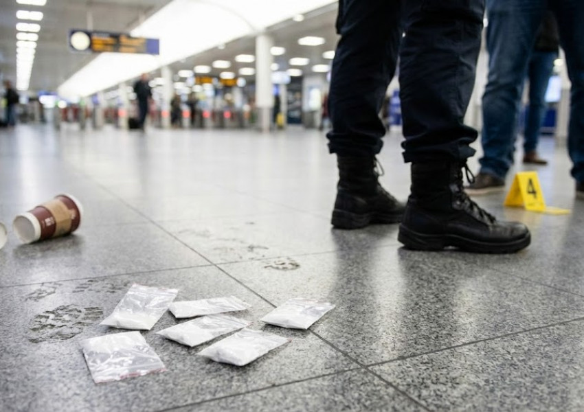Наркодилър се издаде сам: Кокаинът му се разпиля пред полицаи на гара Стратфорд