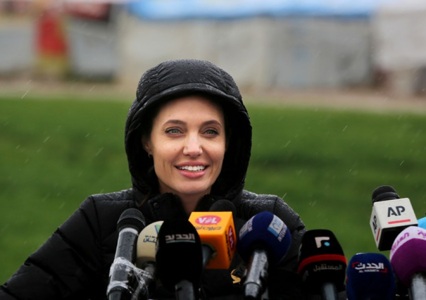 Анджелина Джоли посети сирийските бежанци в Ливан (СНИМКИ)