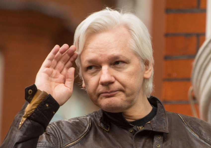 Лекари: Асанж започва бавно да полудява