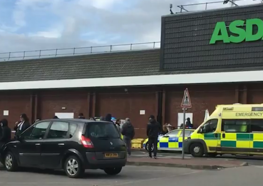 Кола се вряза в група пешеходци в Манчестър (ВИДЕО)