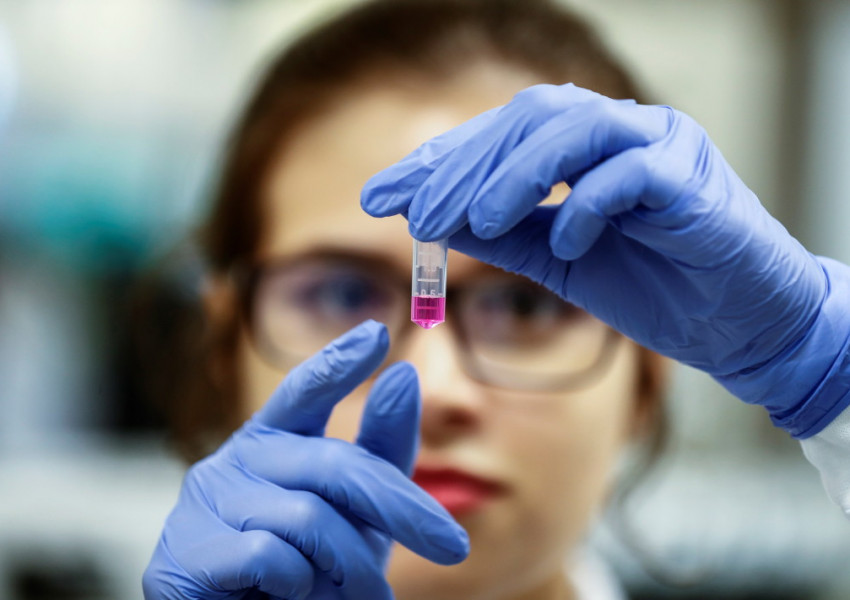 "Астра Зенека" поднови тестовете на COVID-ваксината