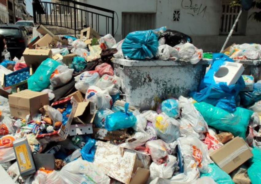 Атина затъва в смрад