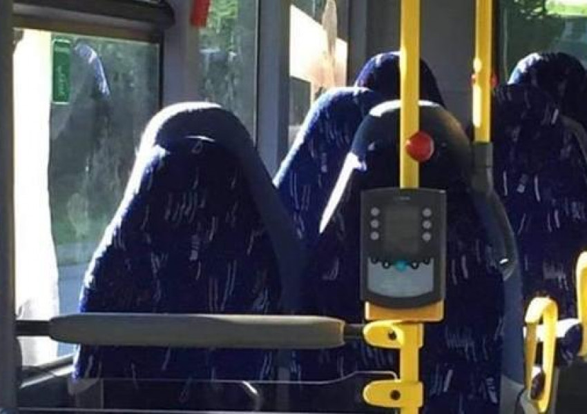 Анти-имигранти объркаха седалки в автобус с жени в бурки